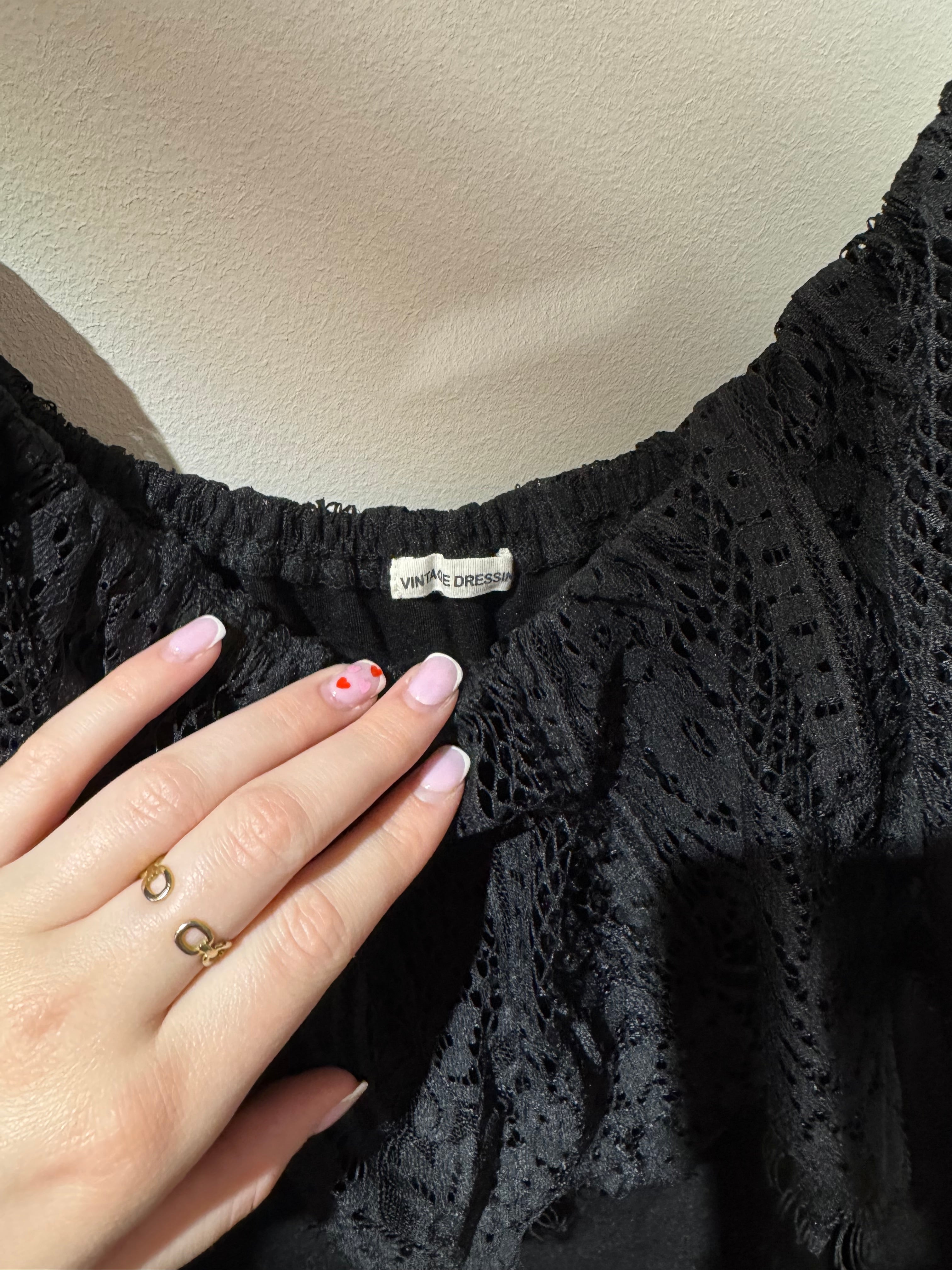 Robe noir épaule dénudé à dentelle