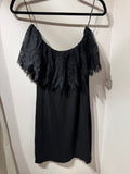 Robe noir épaule dénudé à dentelle